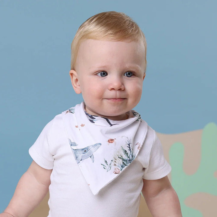 Dribble bib for babies in breathable, skin-friendly fabric