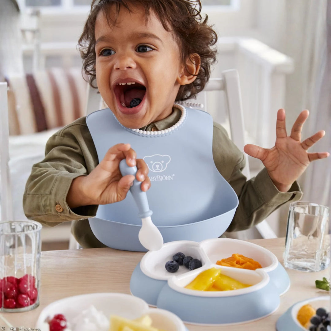 Durable and lightweight BabyBjörn toddler feeding essentials.