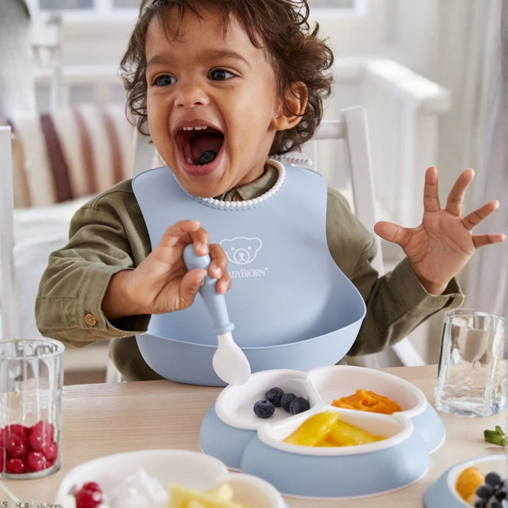 Durable and lightweight BabyBjörn toddler feeding essentials.