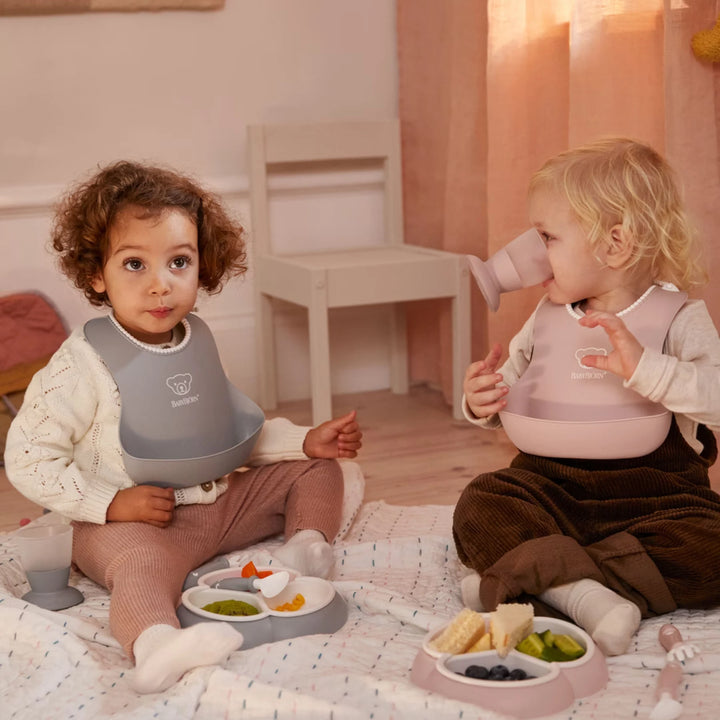 Lightweight and flexible BabyBjörn baby bibs for everyday use.