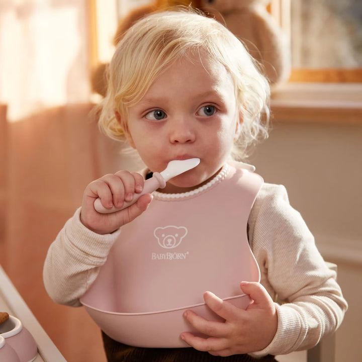 BabyBjörn bibs with wide spill pocket to catch dropped food.