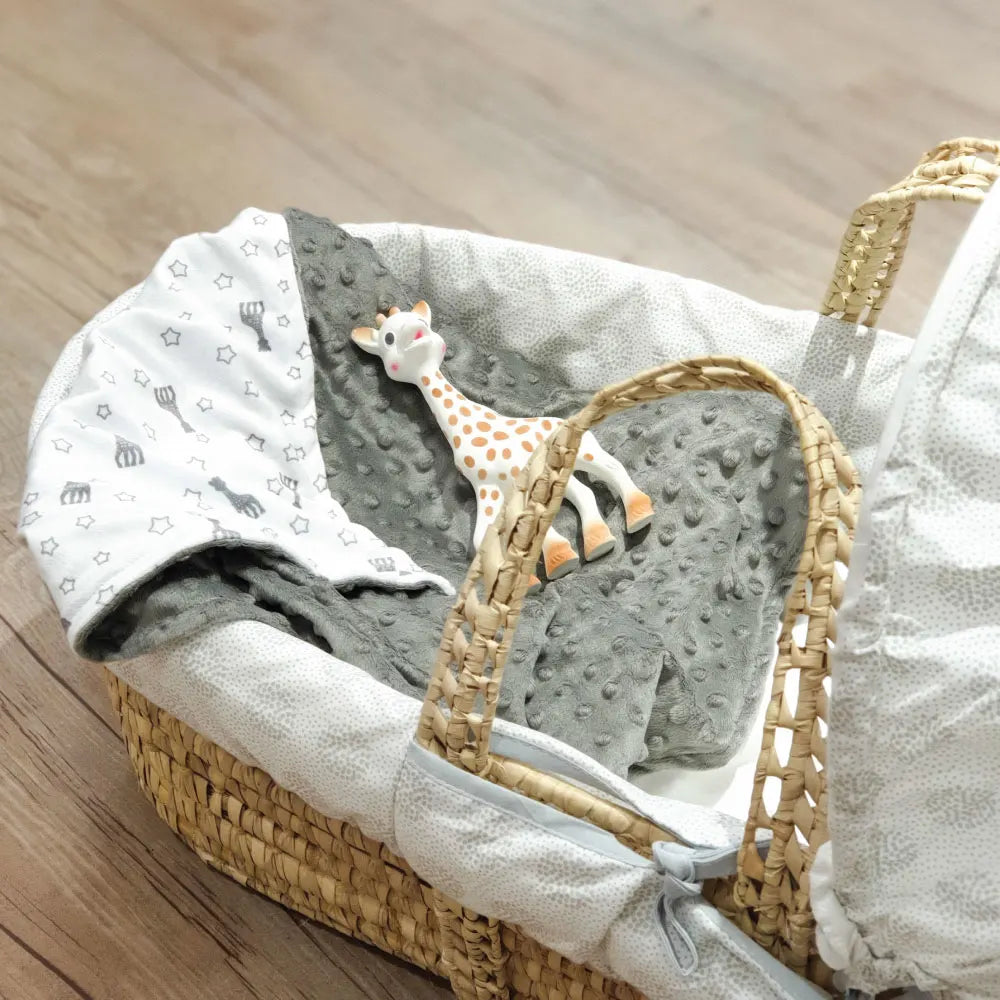 Sophie la girafe Sophie’doux Blanket Gift Set with Grey Baby Blanket and Sophie Teether in Moses Basket